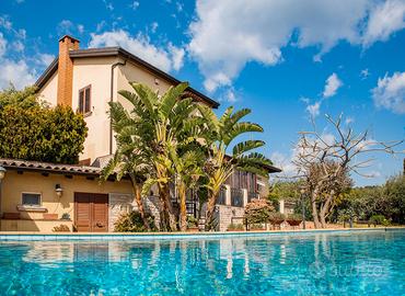 Villa panoramica con piscina a Cerza