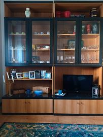 mobile con vetrinetta nero e legno