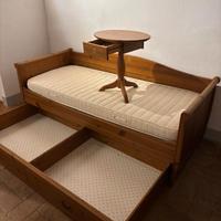 Coppia di divano letto singolo in legno massello