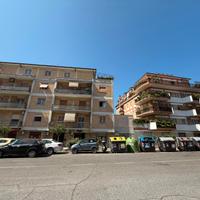 Balduina - negozio con due vetrine