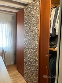 Armadio in legno  porte scorrevoli e cassetti