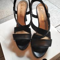 Sandali neri con tacco alto