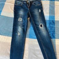 Jeans con toppe strappate anteriori