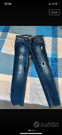 Jeans con toppe strappate anteriori