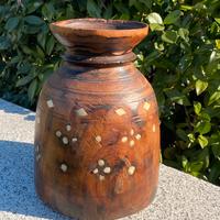 Vaso etnico in legno con intarsi in osso