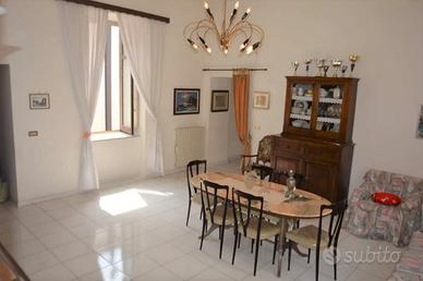 TAVOLO ANTICO OVALE IN MARMO + 6 SEDIE.