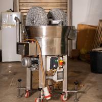 Mulino macina fave di cacao per cioccolato