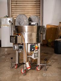 Mulino macina fave di cacao per cioccolato