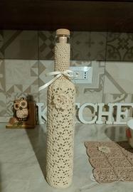 Bottiglia rivestita a mano ad uncinetto
