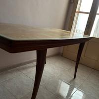 Tavolo in legno di noce