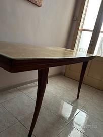 Tavolo in legno di noce