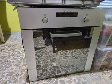 Forno, piano cottura e cappa funzionanti