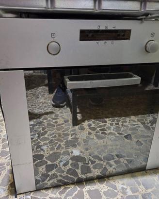 Forno, piano cottura e cappa funzionanti