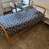 Letto in metallo smaltato con comodino coordinato