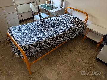 Letto in metallo smaltato con comodino coordinato