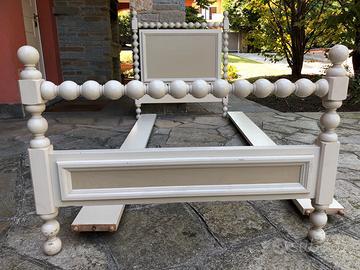 Letto in legno laccato