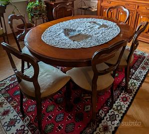 Tavolo in legno con sedie