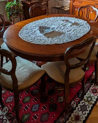 Tavolo in legno con sedie