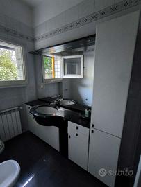 Mobile bagno a parete con specchio e lavandino