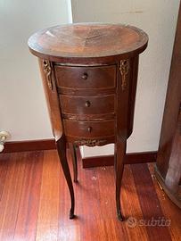 mobiletto antico con tre cassetti