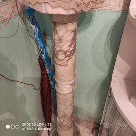 colonna di marmo con lume antico