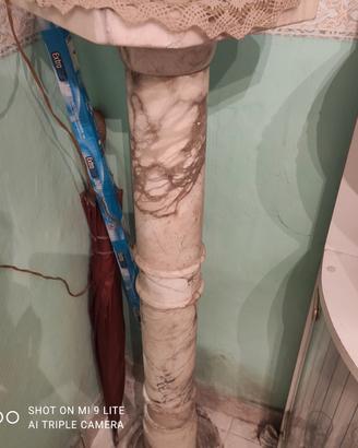 colonna di marmo con lume antico