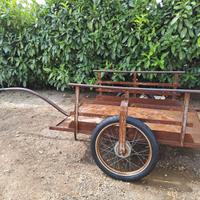 Vecchio carretto per uso giardino