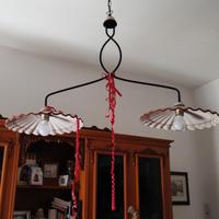 Lampadario vintage in ferro battuto e ceramica 