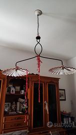 Lampadario vintage in ferro battuto e ceramica 