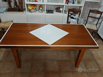 tavolo sala  con sedie