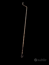 Un gancio in metallo con un'asta lunga e sottile