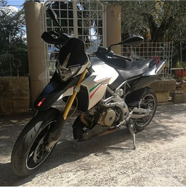 Aprilia Dorsoduro 750 moto impeccabile