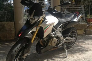 Aprilia Dorsoduro 750 moto impeccabile