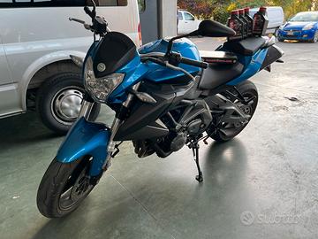 Moto Benelli BN600R