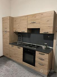 Cucina completa con elettrodomestici
