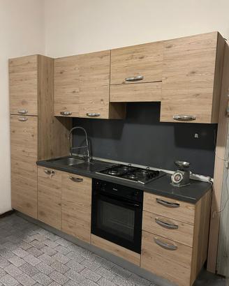 Cucina completa con elettrodomestici
