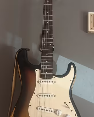 stratocaster assemblata sunburst( leggere caratter