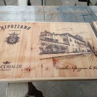 Taglieri per alimenti con cassette di vino