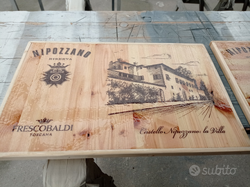 Taglieri per alimenti con cassette di vino