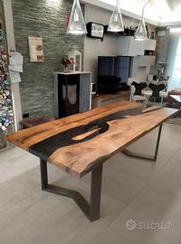 Tavolo in legno e resina 