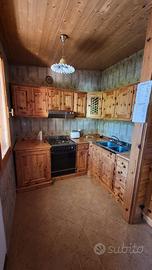 Cucina e camera in pino cembro stile alpino