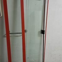 box doccia e specchio con accessori. 