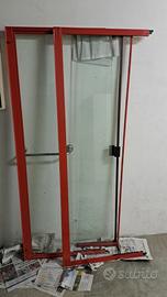 box doccia e specchio con accessori. 