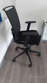 POLTRONA SU RUOTE CON BRACCIOLI