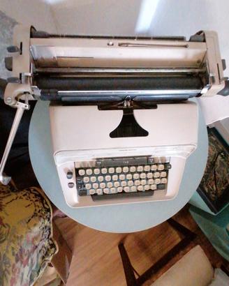 Macchina per scrivere manuale tedesca Adler