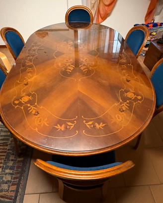 Tavolo in legno con sedie