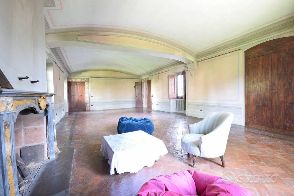 Appartamento di 525 m² con più di 5 locali a Firen