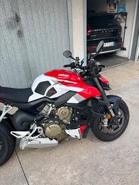 Ducati streetfighter V4