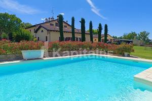 Villa di 270 m² con più di 5 locali e box auto a C