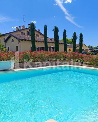 Villa di 270 m² con più di 5 locali e box auto a C